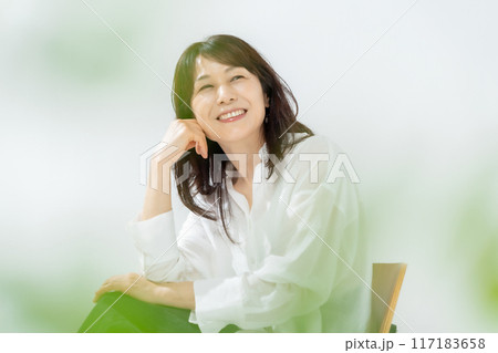 ミドル女性　ポートレート　ビューティー 117183658