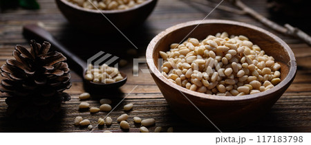 松の実 （黒背景） 117183798