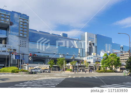 早朝の京都駅前　京都駅 117183930