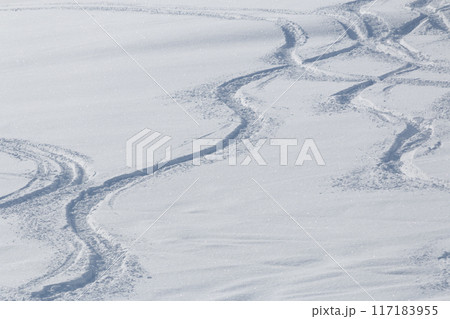 スノボーで滑った跡の雪面に残るシュプールの写真素材
