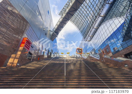 京都駅 室町小路広場から見る大階段 京都駅 室町小路広場から見る大階段 117183970