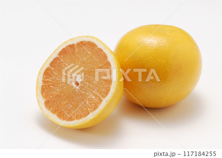 皮をむいたグレープフルーツ 皮をむいたグレープフルーツ 117184255