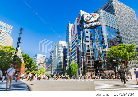 休日の銀座　数寄屋橋スクランブル交差点 117184834