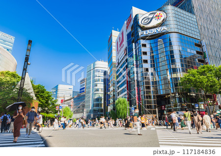 休日の銀座　数寄屋橋スクランブル交差点 117184836