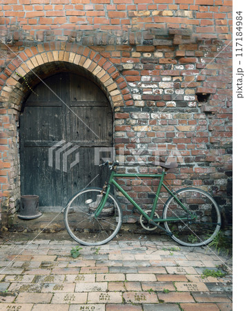 レンガ造りの建物と自転車 レンガ造りの建物と自転車 117184984