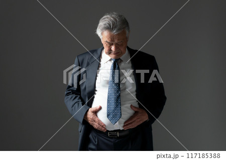 シニア男性　内臓脂肪　おなか 117185388