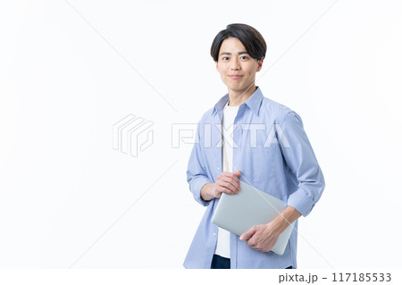白バックの若い男性のエンジニア 117185533