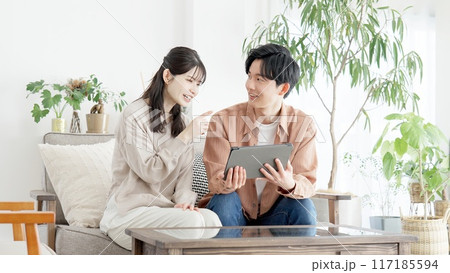不動産サイトや旅行サイトを見るカップル 不動産サイトや旅行サイトを見るカップル 117185594