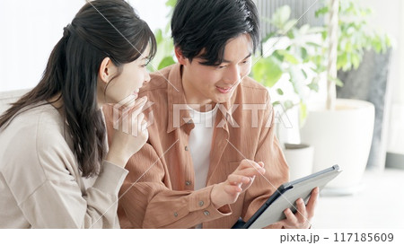 不動産サイトや旅行サイトを見るカップル 117185609