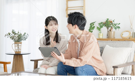 不動産サイトや旅行サイトを見るカップル 117185615