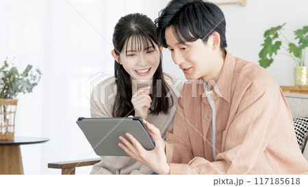 不動産サイトや旅行サイトを見るカップル 117185618