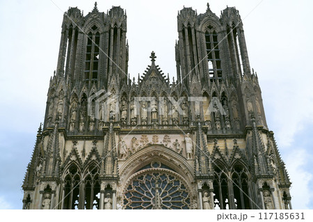 フランス　ランス・ノートルダム大聖堂正面 117185631