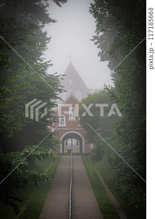 濃霧のトラピスト修道院の風景 117185668