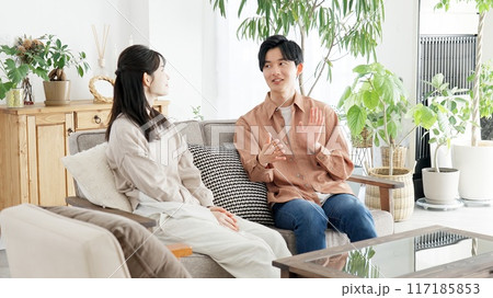 リビングで語り合うカップル 117185853