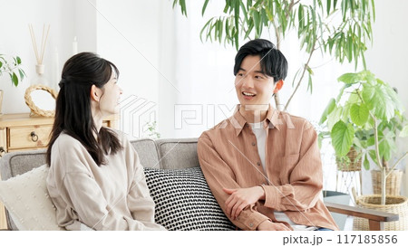 リビングで語り合うカップル リビングで語り合うカップル 117185856