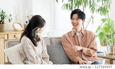 リビングで語り合うカップル リビングで語り合うカップル 117185857