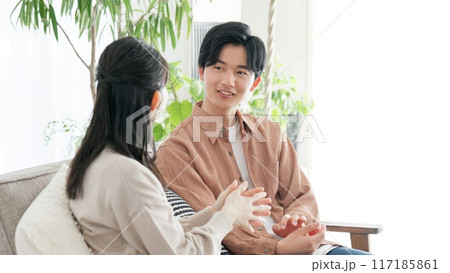 リビングで語り合うカップル 117185861