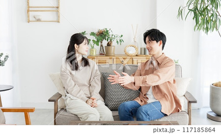 リビングで語り合うカップル 117185864