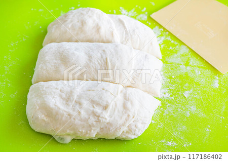 生地を三等分にカット 117186402