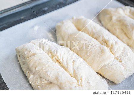 二次発酵後にクープを入れた生地 二次発酵後にクープを入れた生地 117186411