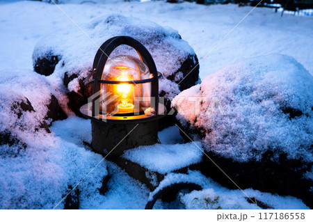 雪の中のランタン 117186558