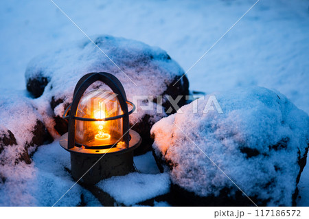 雪の中のランタン 雪の中のランタン 117186572