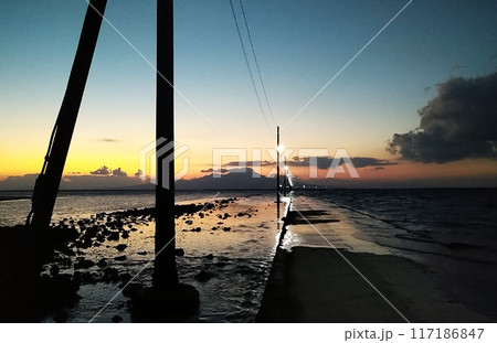 夕暮れの長部田海床路 117186847