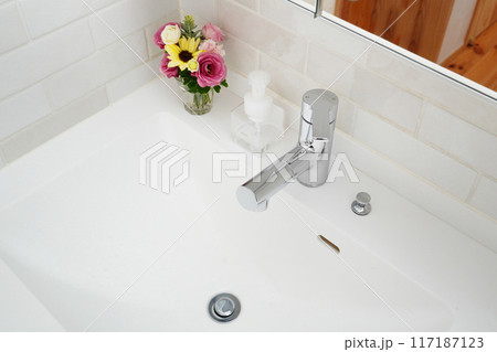 花と液体石鹸がある洗面台 117187123