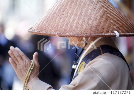 街道沿いの修行僧侶 117187271