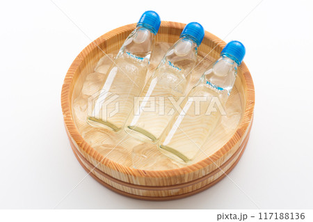 水と氷の入った桶で冷やされるラムネ 117188136