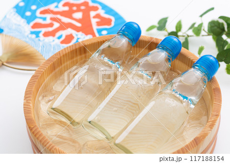 水と氷の入った桶で冷やされるラムネとお祭りの団扇 水と氷の入った桶で冷やされるラムネとお祭りの団扇 117188154