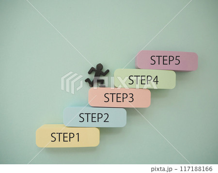 ステップ1からステップ5を駆け上がるシルエット 5段階 ステップ1からステップ5を駆け上がるシルエット 5段階 117188166