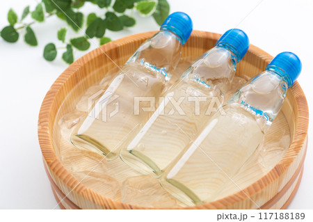 水と氷の入った桶で冷やされるラムネ 水と氷の入った桶で冷やされるラムネ 117188189