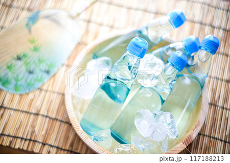 夏の風物詩、ラムネとうちわ 117188213