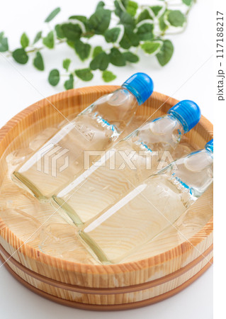 水と氷の入った桶で冷やされるラムネ 117188217