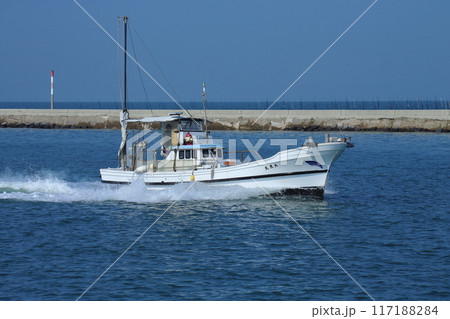 大牟田市　三池港　帰港する漁船、 117188284