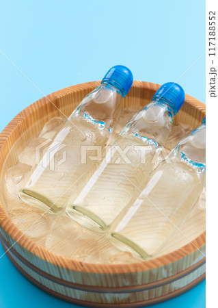 水と氷の入った桶で冷やされるラムネ 水と氷の入った桶で冷やされるラムネ 117188552