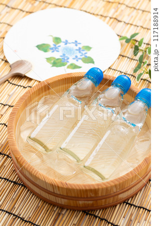 水と氷の入った桶で冷やされるラムネとお祭りの団扇 水と氷の入った桶で冷やされるラムネとお祭りの団扇 117188914