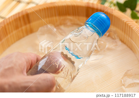 水と氷の入った桶で冷やされるラムネ 水と氷の入った桶で冷やされるラムネ 117188917