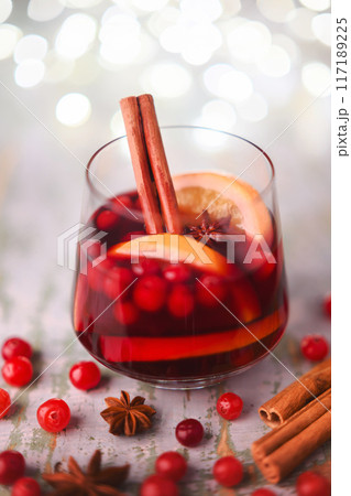 Christmas drink - red spiced mulled wine in glass 117189225