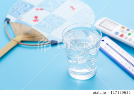 熱中症対策イメージ（水と温度計とエアコンのリモコンと団扇） 117189636