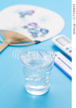熱中症対策イメージ（水と温度計とエアコンのリモコンと団扇） 117189645