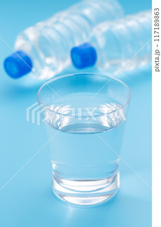 グラスに入った水とペットボトル 117189863