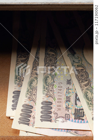 預金通帳と現金 預金通帳と現金 117190062