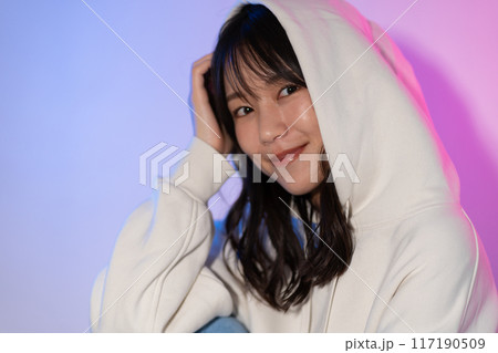 白パーカーを着てフードを被った若い女性ポートレート 白パーカーを着てフードを被った若い女性ポートレート 117190509