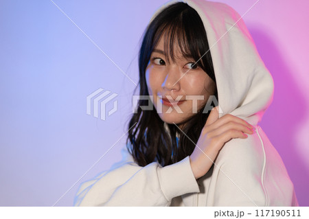 白パーカーを着てフードを被った若い女性ポートレート 白パーカーを着てフードを被った若い女性ポートレート 117190511