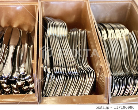 食堂に置いてあるたくさんのカトラリー 117190996