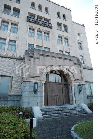 青空に映える横浜税関（クイーンの塔） 117191008