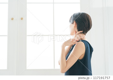 肩をマッサージする女性　肩こり 117191757
