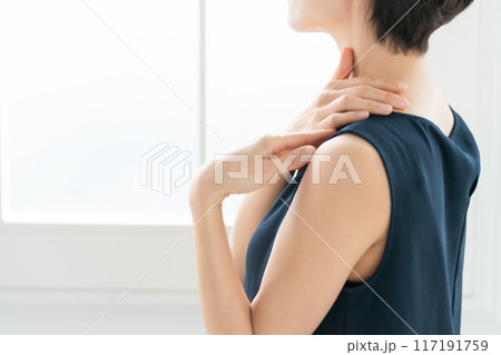 肩をマッサージする女性 肩こり 肩をマッサージする女性 肩こり 117191759